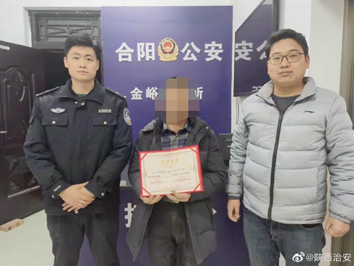 警民攜手救助國家二級保護動物，民警和濕地辦工作人員為發現受傷灰鶴的群眾頒發了榮譽證書。