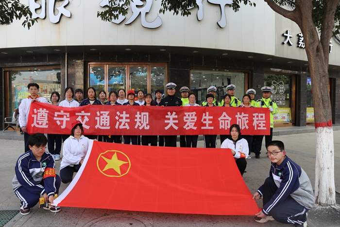 大荔公安交警走進(jìn)校園開展“弘揚(yáng)雷鋒精神+聚力文明實(shí)踐”活動(dòng)。