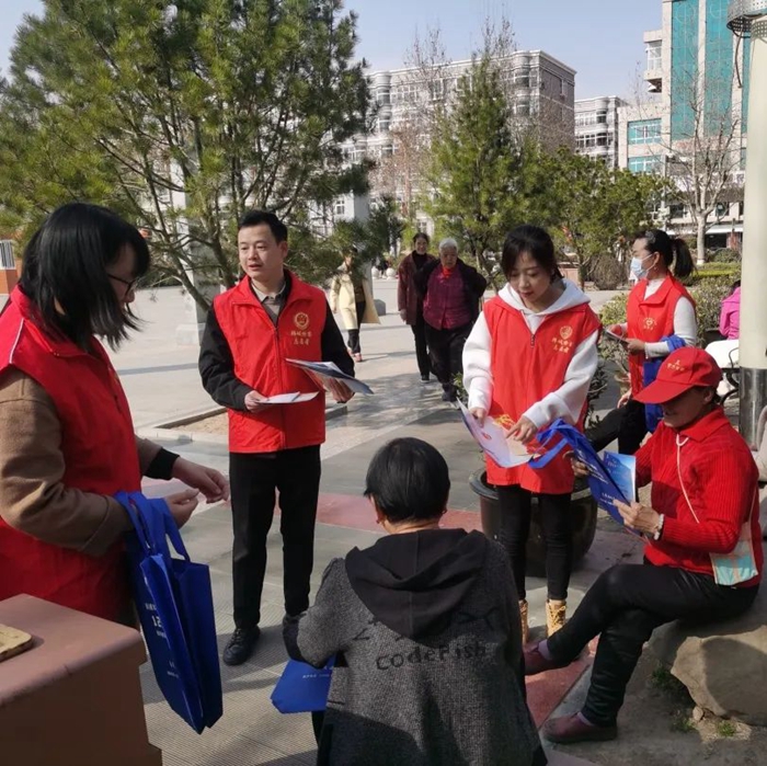 3月6日，韓城市人民檢察院組織檢察志愿者開展“法治宣傳”活動(dòng)。