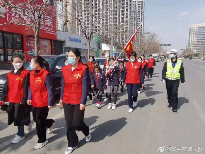 富平交警為“學(xué)雷鋒志愿服務(wù)”戶外活動(dòng)“保駕護(hù)航”。