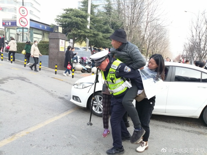 白水交警緊急救助突發(fā)疾病群眾就醫(yī)。