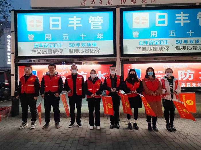 臨渭區(qū)檢察院干警分組下沉到各小區(qū)開展創(chuàng)建文明城市入戶問卷調(diào)查及宣傳活動(dòng)。