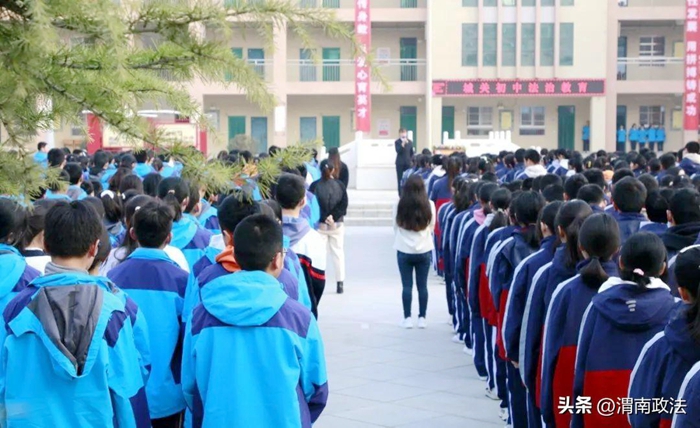 大荔縣人民檢察院第一檢察部主任雷艷茹一行來到城關中學開展法治講座。