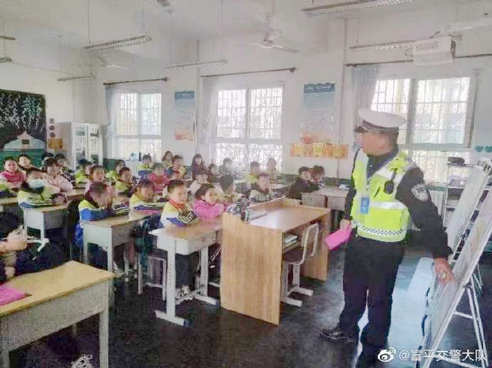 富平交警進校園開展“知危險 會避險”主題宣傳.