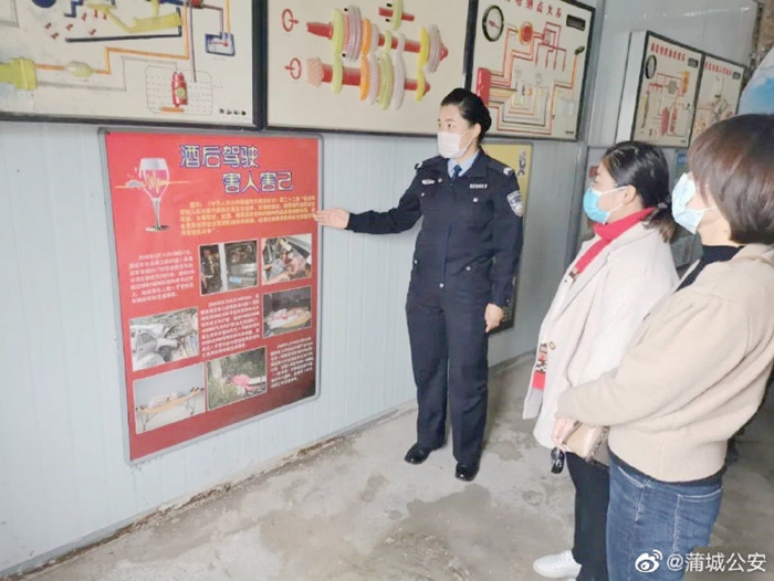 蒲城公安交管大隊車輛管理所民輔警深入轄區東升駕校訓練場，開展道路交通安全宣教活動。