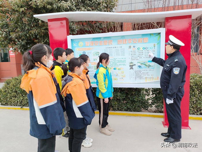 大荔公安交警走進轄區各中小學校開展交通安全進校園宣傳活動.