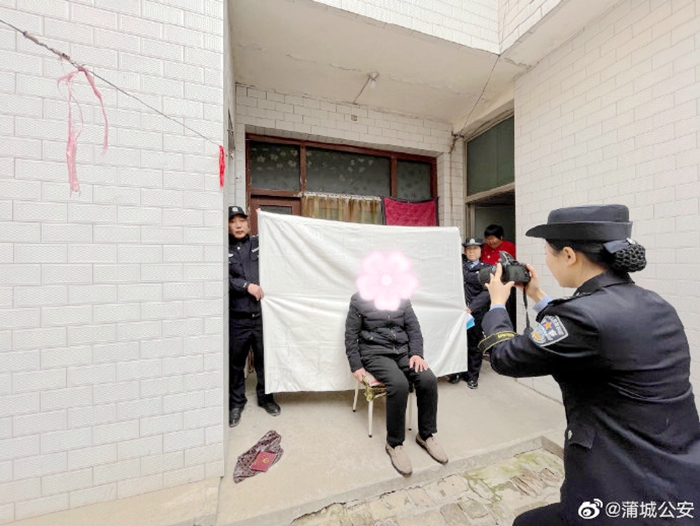 蒲城公安上門為群眾辦理二代身份證。