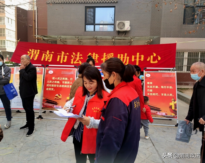 渭南市法律援助中心在樂天社區(qū)生態(tài)花園小區(qū)積極開展“三八”維權(quán)普法宣傳活動。