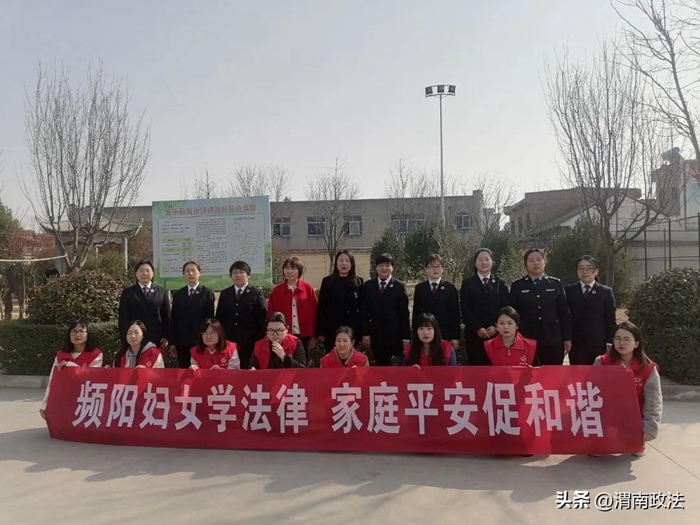 3月6日，富平縣人民檢察院聯(lián)合富平縣婦女聯(lián)合會在美原鎮(zhèn)開展“頻陽婦女學(xué)法律，家庭平安促和諧”法治宣傳活動。