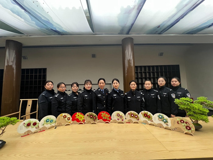 蒲城縣公安局重泉路派出所開展“三八”婦女節(jié)活動。