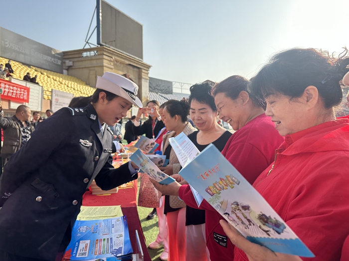 韓城公安交警開展“三八”婦女節(jié)普法宣傳活動。