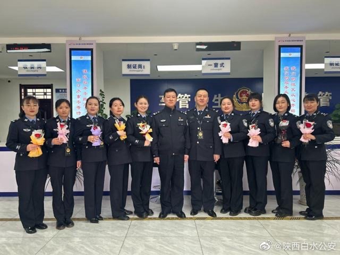 白水公安交警開展慶祝“三八”婦女節(jié)活動。