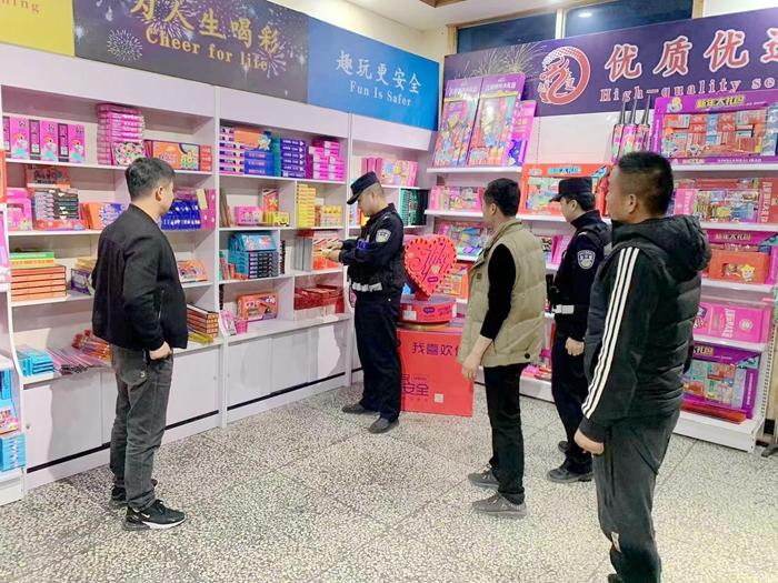蒲城公安興鎮(zhèn)派出所組織警力深入轄區(qū)開展安全大檢查。