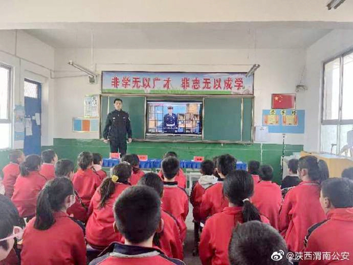 合陽公安同家莊派出所民警積極開展法治進(jìn)校園活動(dòng)。