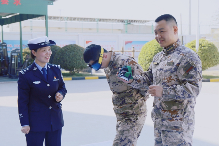 大荔公安交警為武警官兵們送去交通安全“大禮包”。