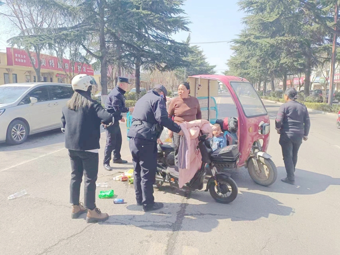 車輛側(cè)翻，澄城執(zhí)勤特警及時(shí)援手.