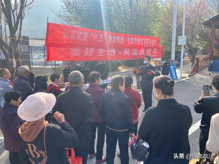 華州區司法局組織普法小分隊來到寧山寺廟會開展法治宣傳“趕廟會”活動。