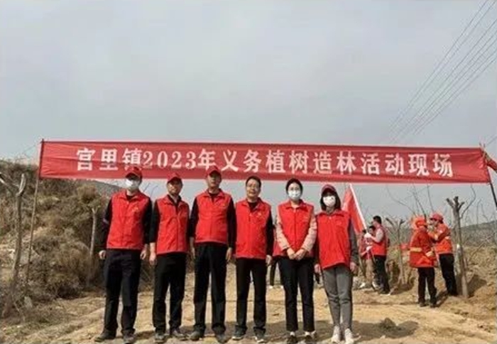 3月10日，富平法院組織黨員干部深入宮里鎮鳳凰村開展義務植樹活動。