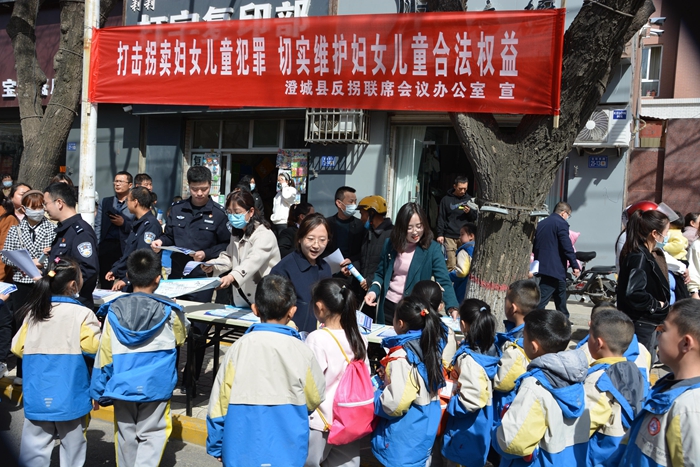 澄城公安開展防拐賣主題宣傳活動。