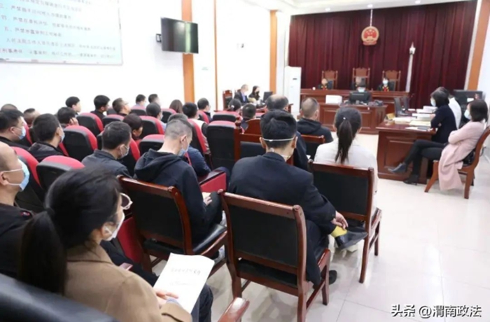 3月9日，渭南市中級(jí)人民法院與渭南市司法局組織各部門工作人員旁聽(tīng)一起罰款及行政復(fù)議案件的庭審觀摩。