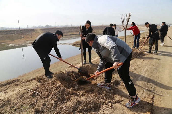 華州區(qū)人民檢察院開(kāi)展義務(wù)植樹(shù)活動(dòng)。