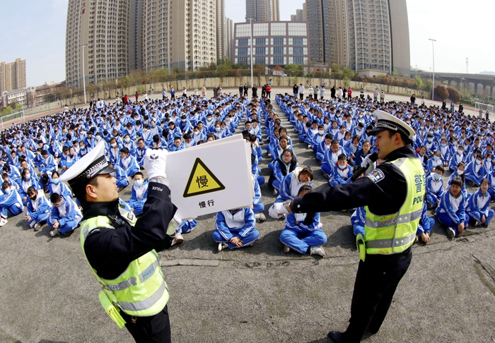 臨渭交警走進育紅中學(xué)開展警示教育宣傳活動。