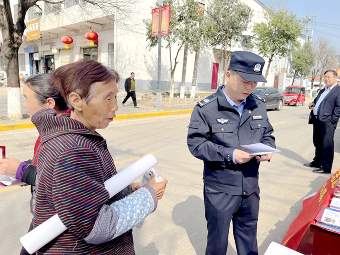 臨渭區(qū)司法局組織法治宣傳小組開展集中送法宣傳活動。
