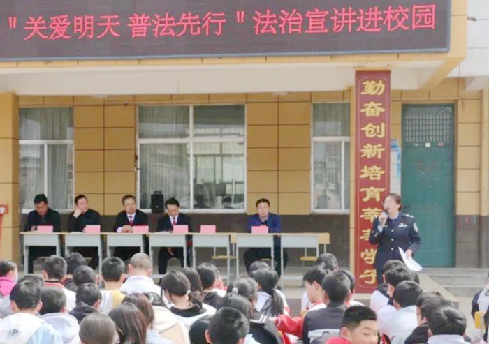 大荔縣司法局蘇村司法所“關(guān)愛明天 普法先行”法治宣講活動走進蘇村初中。