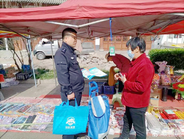 韓城西莊派出所組織民警開展集市巡邏，并向群眾宣傳安全知識。