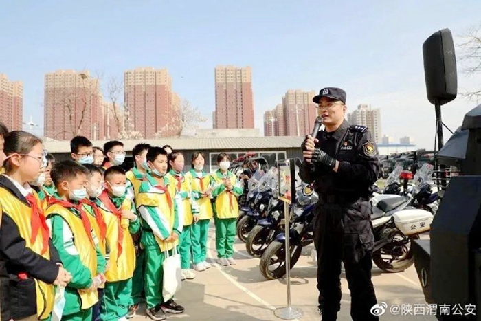 小記者走進臨渭公安巡特警察大隊“親密”接觸警營生活，體驗“警察力量”。