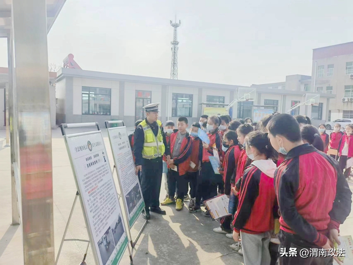 韓城交警走進西莊小學(xué)開展交通安全普法活動。