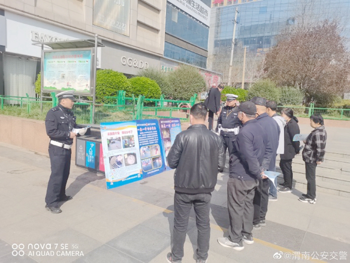 白水縣公安局交通管理大隊在蘋果廣場開展交通安全宣傳活動。