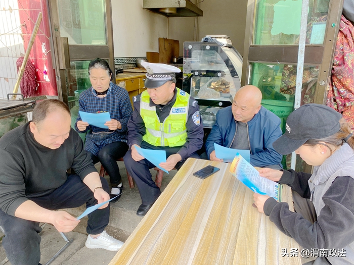 大荔公安交警為進城務(wù)工人員宣講交通安全.