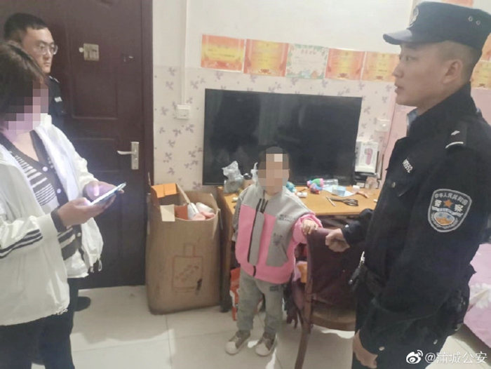 蒲城公安暖心救助走失女孩并將其安全送回家。
