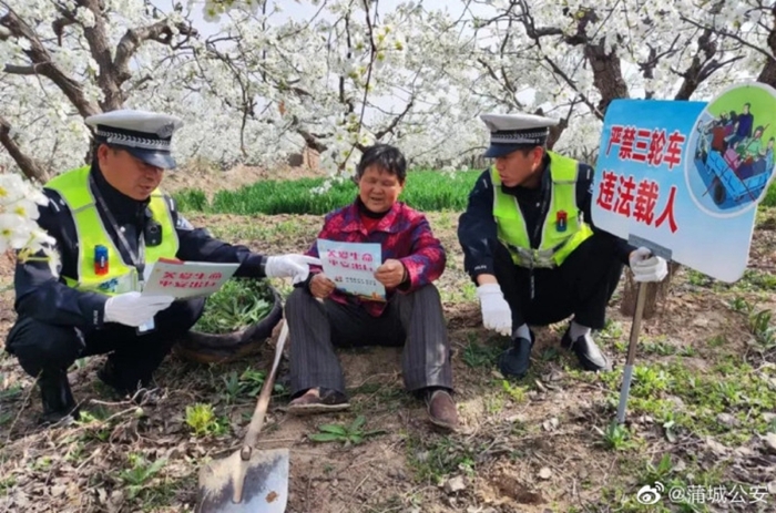 蒲城公安交管理大隊(duì)組織民警進(jìn)入田間地頭，扎實(shí)開(kāi)展“美麗鄉(xiāng)村行”交通安全宣傳活動(dòng)。