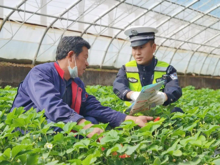 白水縣公安局交通管理大隊宣傳民警走進田間地頭開展交通安全宣傳.