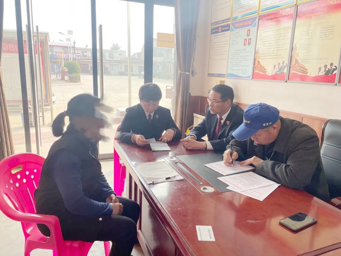 合陽縣人民檢察院對農村地區生活困難婦女進行司法救助。