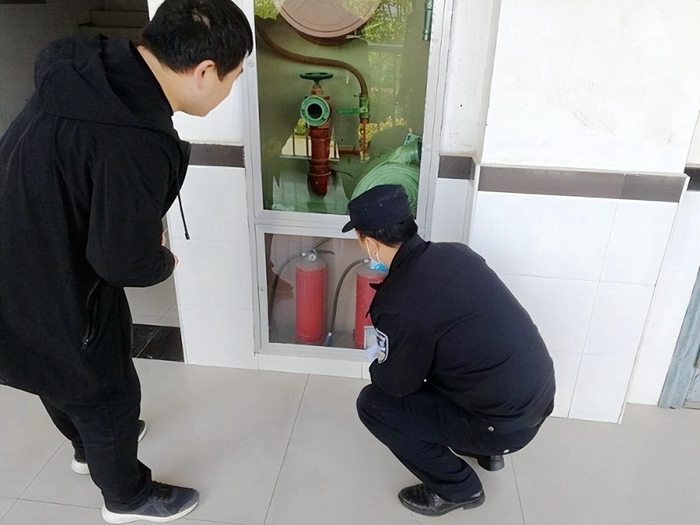 澄城縣公安局莊頭派出所深入轄區學校全面開展安全大檢查活動。