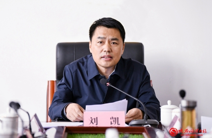 市委政法委員會召開2023年第2次全體會議，市委常委、政法委書記劉凱主持會議并講話。記者 許艾學 攝