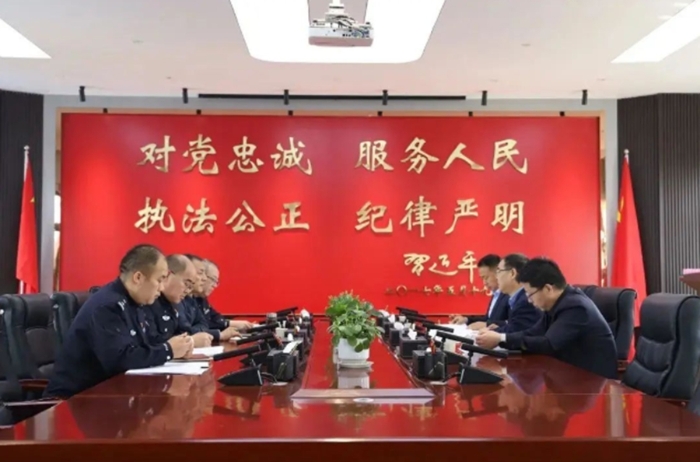 華州區委副書記、區長高波濤一行深入公安華州分局調研指導工作。