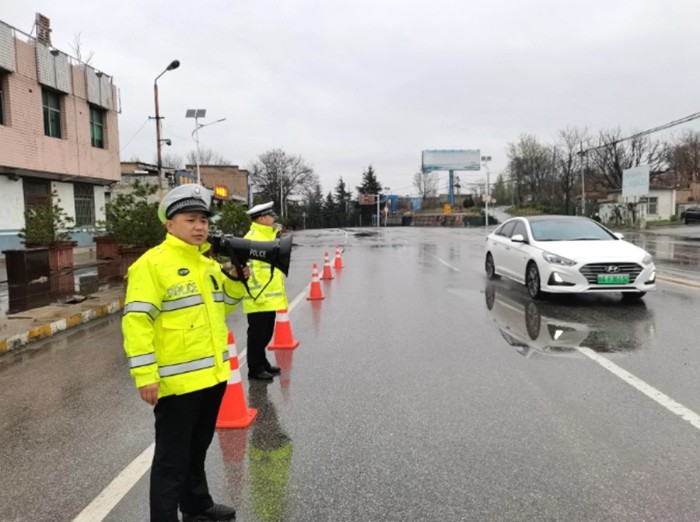 白水交警雨天執勤護平安。