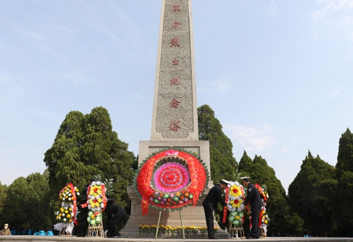 澄城縣公安局開展清明祭英烈活動。