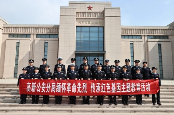 高新分局組織黨員民警祭掃扶眉戰役革命烈士陵園。