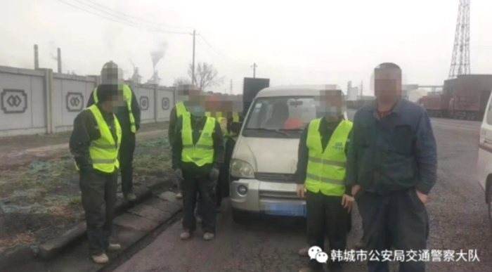 韓城公安交警查處一起超員違法行為。