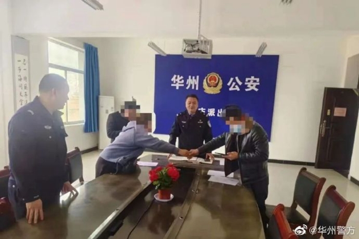 華州民警耐心調解化糾紛。