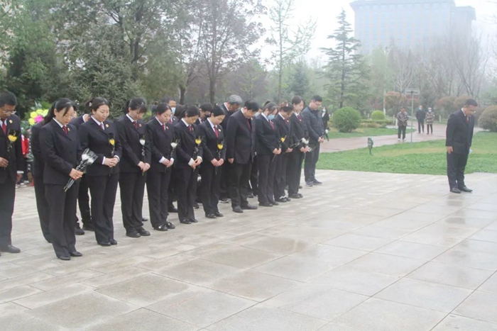 合陽縣人民檢察院組織干警前往烈士陵園舉行革命英烈清明祭掃活動。