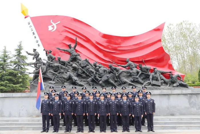 渭南市公安局華州分局組織民警前往渭華起義紀念館開展清明祭掃英烈活動。