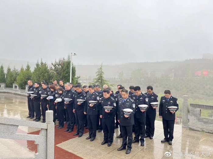 潼關公安交警黨支部組織開展清明祭奠英烈活動.
