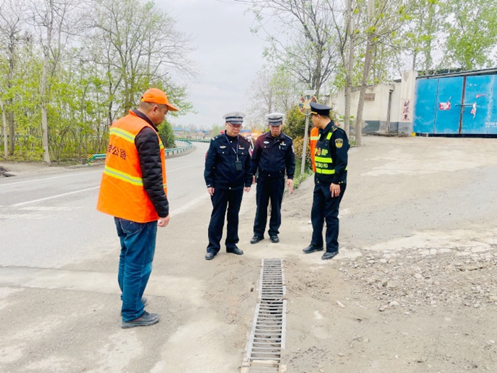 華州公安交警聯合公路段開展清明假期道路隱患排查工作.