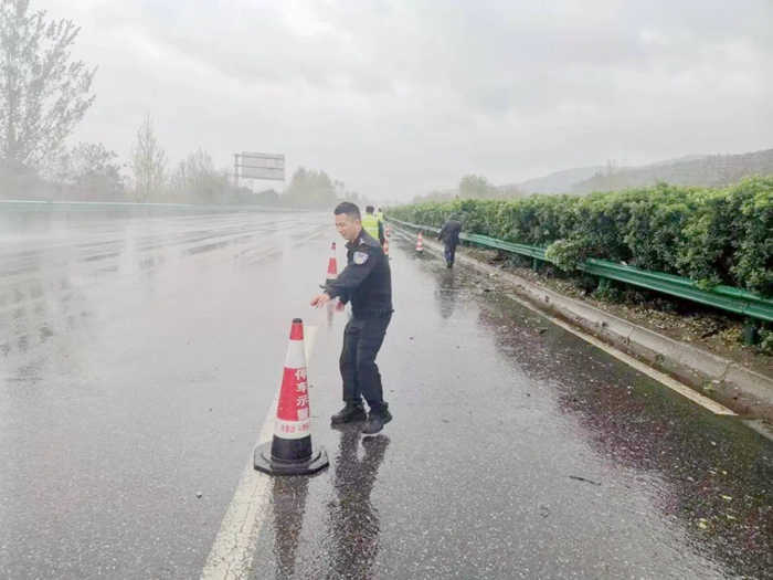 潼關公安緊急救助雨天高速發生事故的車輛。